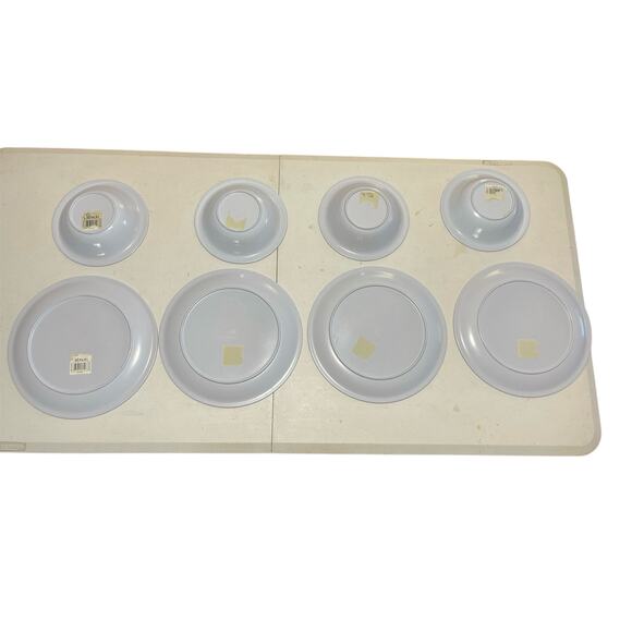 Gibson Melamine Christmas Santa Coca-Cola Dinnerware 4 Plates & Bowls - Picture 3 of 15